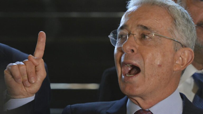 Álvaro Uribe, expresidente de Colombia, será condenado a 12 años de prisión domiciliaria, según medios locales