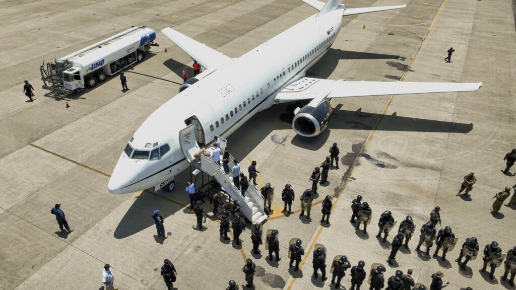 Tribunal bloquea proceso por desacato contra funcionarios de Trump por deportaciones