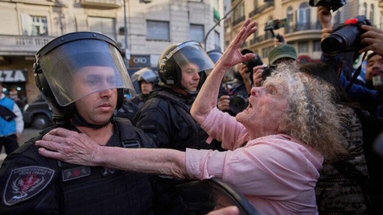 Argentina vive una nueva jornada de protestas contra la “motosierra” de Javier Milei