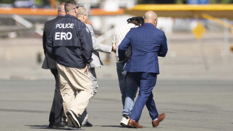 Trump amenaza a estados que no exijan hablar inglés a conductores de camiones