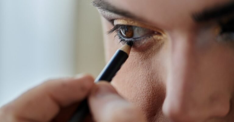 Advierten por efectos del maquillaje y extensiones de pestañas: "Embellecer la mirada no debe poner en riesgo a los ojos"