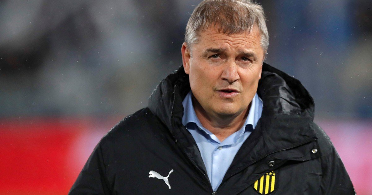 Peñarol, en llamas por el penal a Racing en la Libertadores y el DT Diego Aguirre se cruzó con un periodista: "Vos sos hincha"