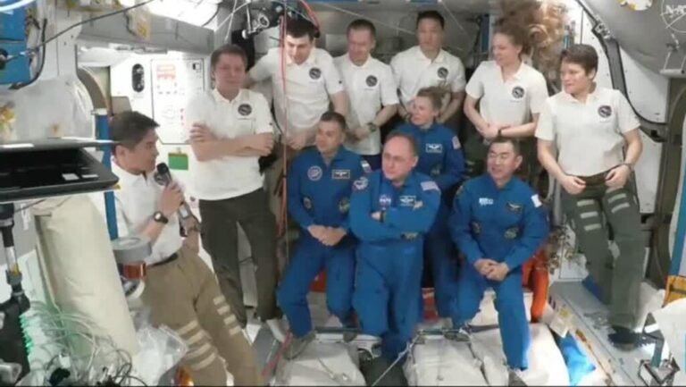 Llega a la EEI tripulación de tres astronautas y un cosmonauta para misión de seis meses