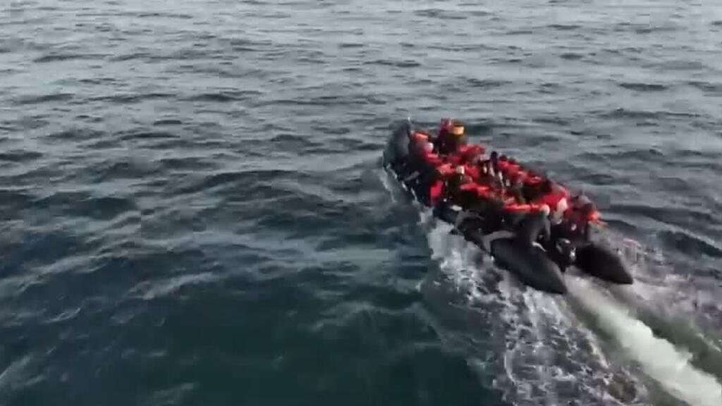 Reino Unido anuncia plan para penalizar a quienes promuevan cruces ilegales