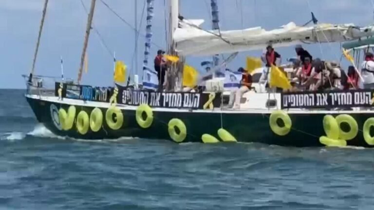 Familiares de rehenes israelíes piden su liberación desde una flotilla rumbo a Gaza