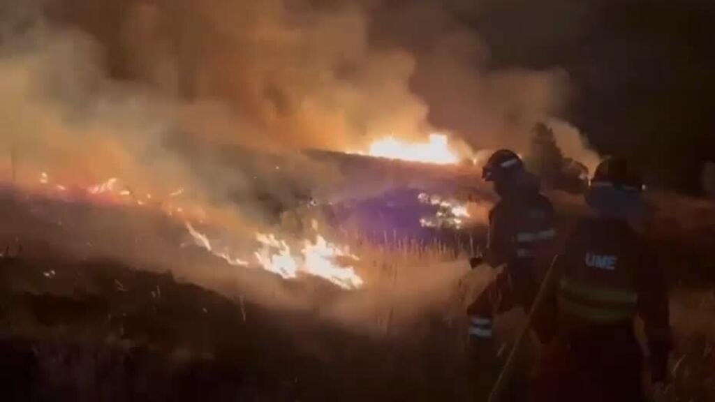 Bomberos combaten devastadores incendios forestales en Europa en medio de la crisis climática