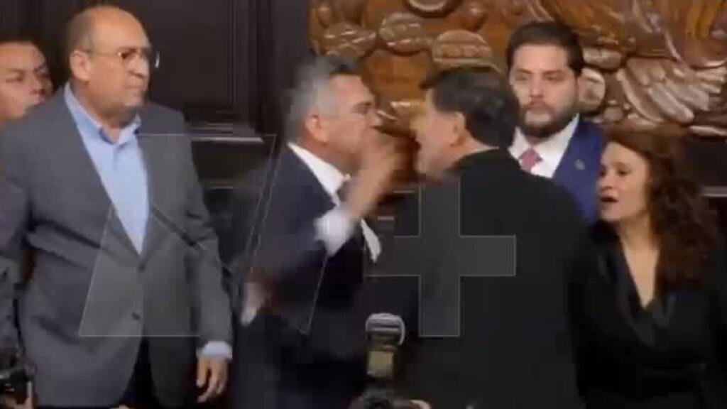 Acalorado debate en el Congreso mexicano escaló a una pelea física entre los legisladores