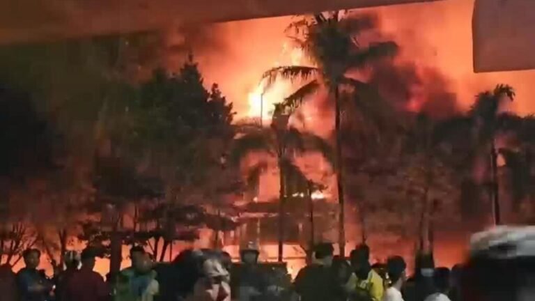 Tres muertos en Indonesia por incendio en Parlamento durante protestas