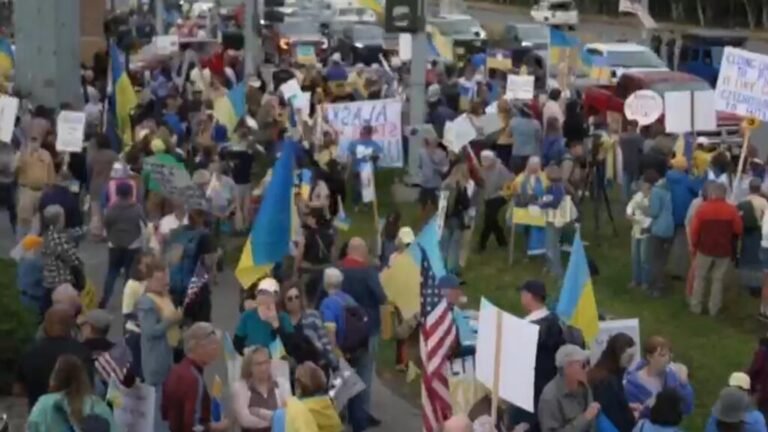 Protestas en Alaska por exclusión de Zelenski en cumbre Trump - Putin