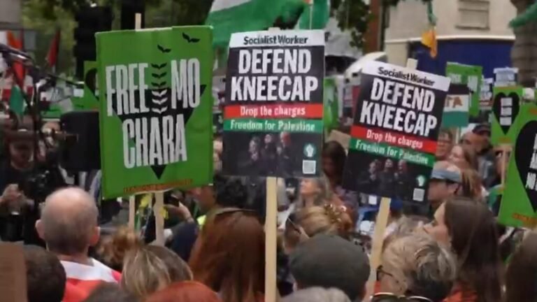 Londres: miembro del grupo de rap Kneecap acusado de terrorismo comparece ante tribunal