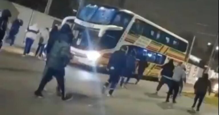 Salvaje agresión a los jugadores de Quilmes tras la derrota con Los Andes: apedrearon el micro y proliferaron las amenazas