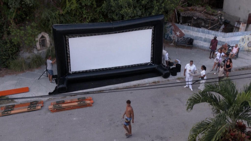 En La Habana, los habitantes de los barrios marginados se entretienen con el cine móvil