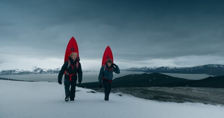 La última aventura de los Gauchos del Mar, con la voz en off de Ricardo Darín: surfear en la Antártida, un desafío para proteger la tierra de todos