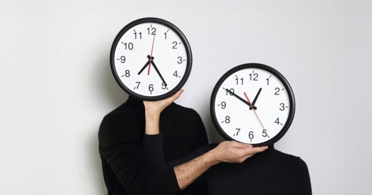 Los artistas que desafían la "crononormatividad" en una obra de la Bienalsur