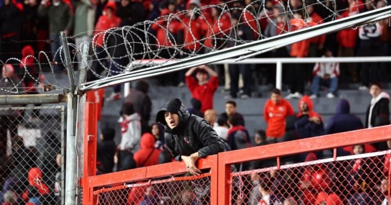 Conmebol abrió un expediente disciplinario tras los incidentes en la cancha de Independiente y el club ahora tiene cinco días para hacer su descargo