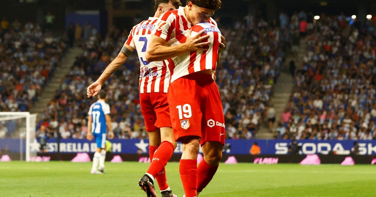 El espectacular golazo de Julián Álvarez para el Atlético de Madrid en el estreno en la Liga de España: el gesto de Simeone en el festejo