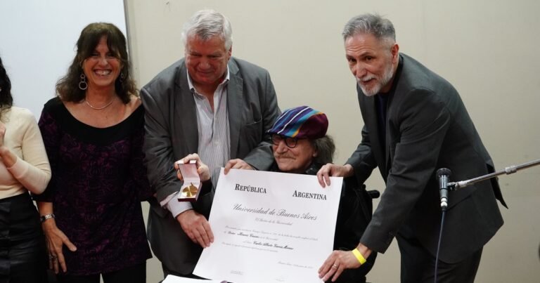Charly García ya es Doctor Honoris Causa de la UBA: sorprendió al asistir a la ceremonia donde le dieron el título