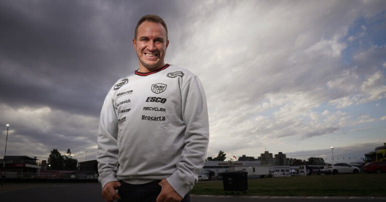 Mariano Werner, el piloto que no tiene drama en ensuciarse la ropa para trabajar en el auto: "Cuando no venís bien es cuando más tenés que estar en los detalles"