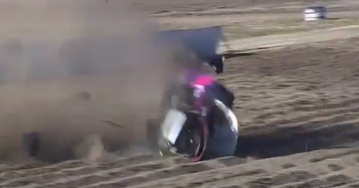 El impactante vuelco y las más de diez vueltas de un auto al perder el control en plena carrera en General Roca