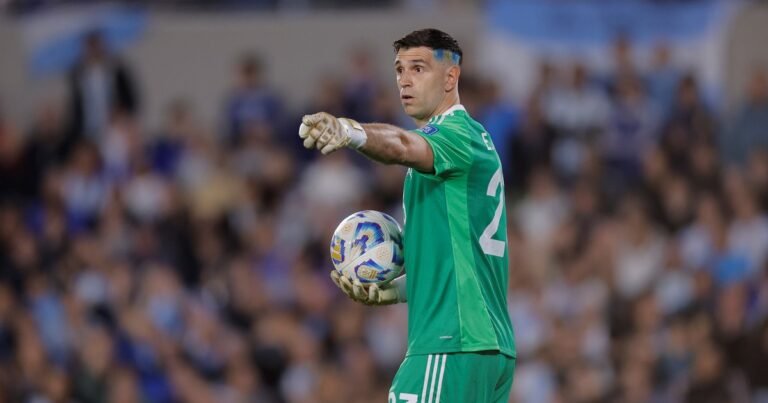 Balón de Oro 2025: Dibu Martínez, entre los 10 candidatos al premio Lev Yashin a mejor arquero pero ya no es el máximo favorito