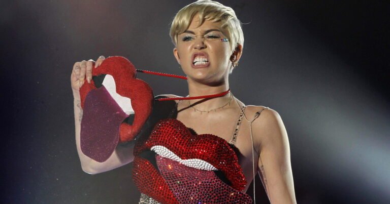 El día que Miley Cyrus apareció desnuda en un videoclip, dividió a su público y dejó atrás su imagen de chica Disney