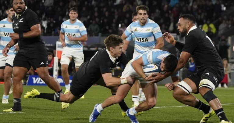 Los Pumas sufrieron con la simpleza de los All Blacks y dieron un paso en falso en su estreno en el Rugby Championship