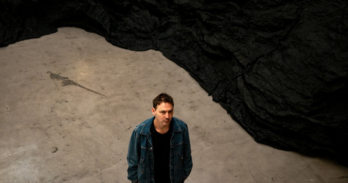 Eduardo Basualdo: Una propuesta a reconectar con la intimidad con una caverna en pleno Villa Crespo