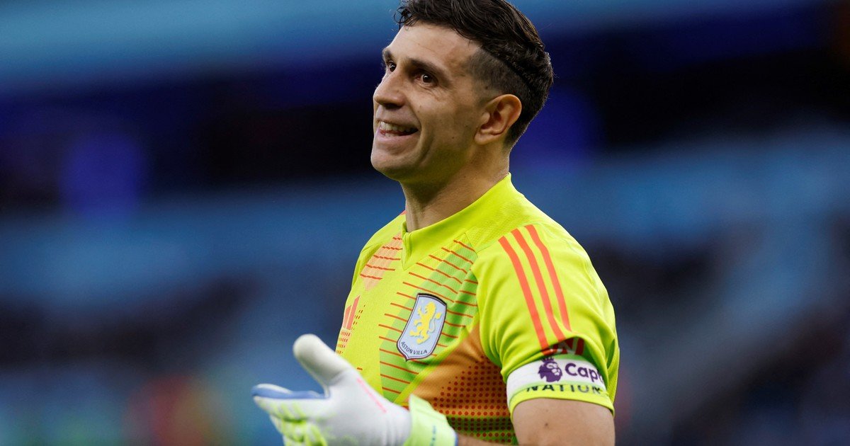 Dibu Martínez no fue ni al banco y se despide sin jugar del Aston Villa rumbo al Manchester United: el 'trueque' que resolvió su salida