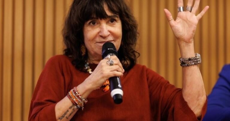 Con la IA “estamos construyendo un Dios indiferente” e inhumano, dice Rosa Montero