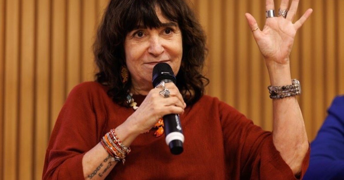 Con la IA “estamos construyendo un Dios indiferente” e inhumano, dice Rosa Montero