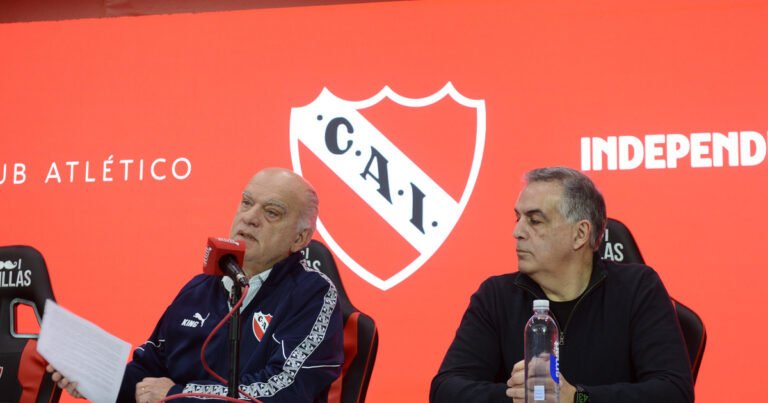 La estrategia de Grindetti, tras la violencia en cancha de Independiente: "Fue premeditado por la barra de la U de Chile" y "lo de sus dirigentes fue vergonzoso"
