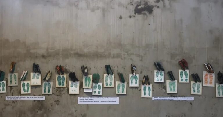 Con 150 pares de zapatos, una exposición visibiliza la crisis de desapariciones en México