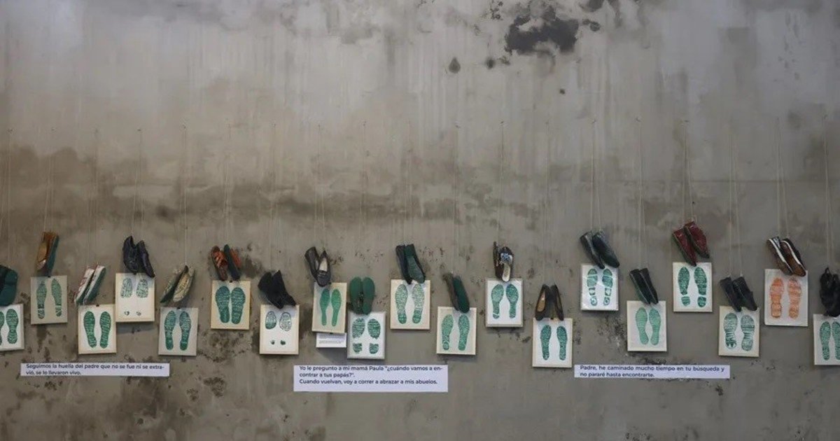 Con 150 pares de zapatos, una exposición visibiliza la crisis de desapariciones en México