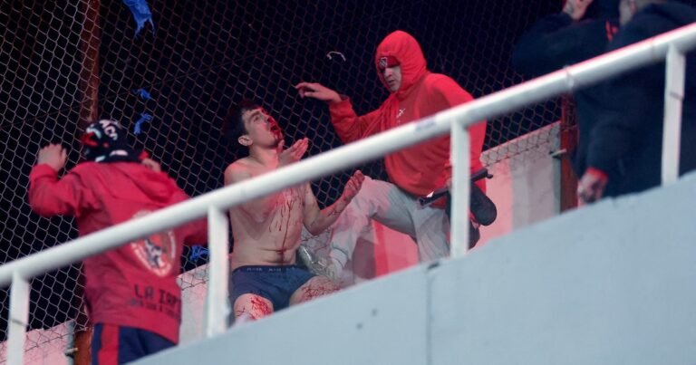 La noche de terror en la cancha de Independiente: una batalla tumbera y un viaje sin escalas a la Edad Media