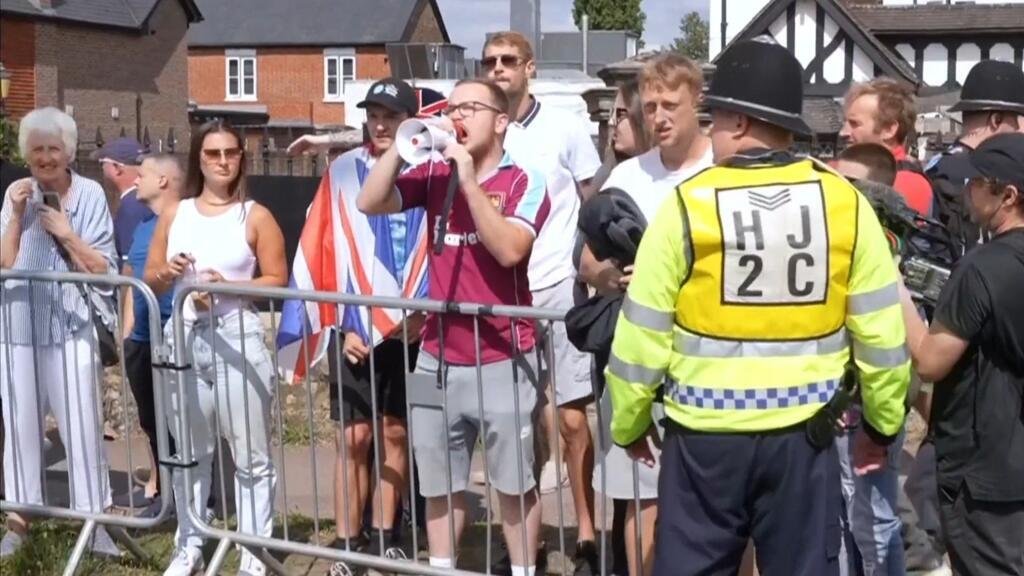 Manifestantes antiimigración piden abolir el sistema de asilo en Reino Unido