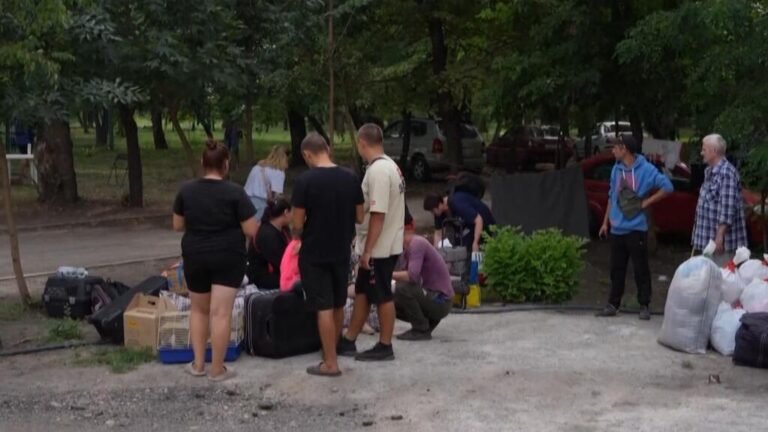 Ucranianos huyen de la línea del frente en medio de los ataques con drones rusos