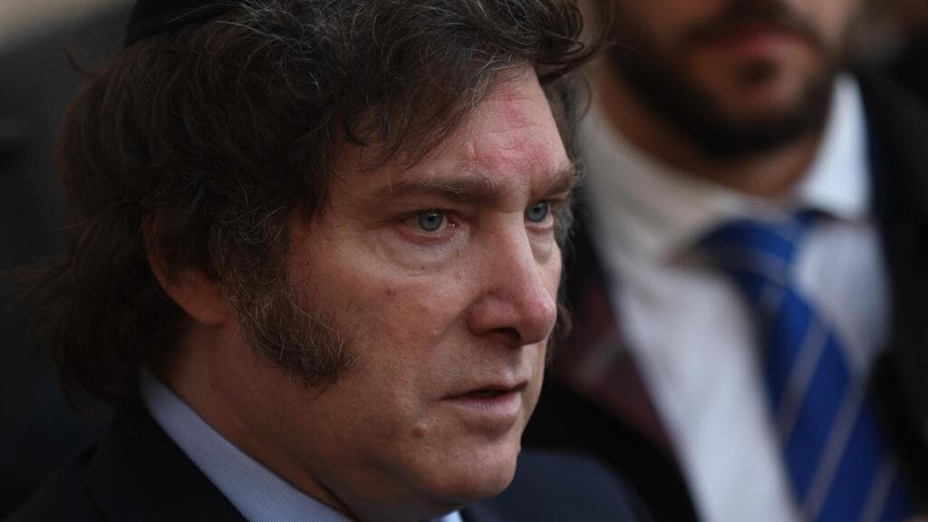 Derrotas legislativas y escándalos: ¿tambalea el proyecto de Milei en Argentina?