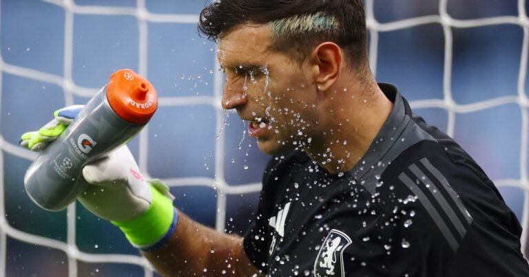 Dibu Martínez es el villano favorito de los franceses: lluvia de silbidos en Marsella