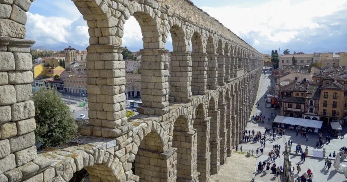 Iba a vender por internet una piedra del acueducto romano de Segovia y lo descubrieron