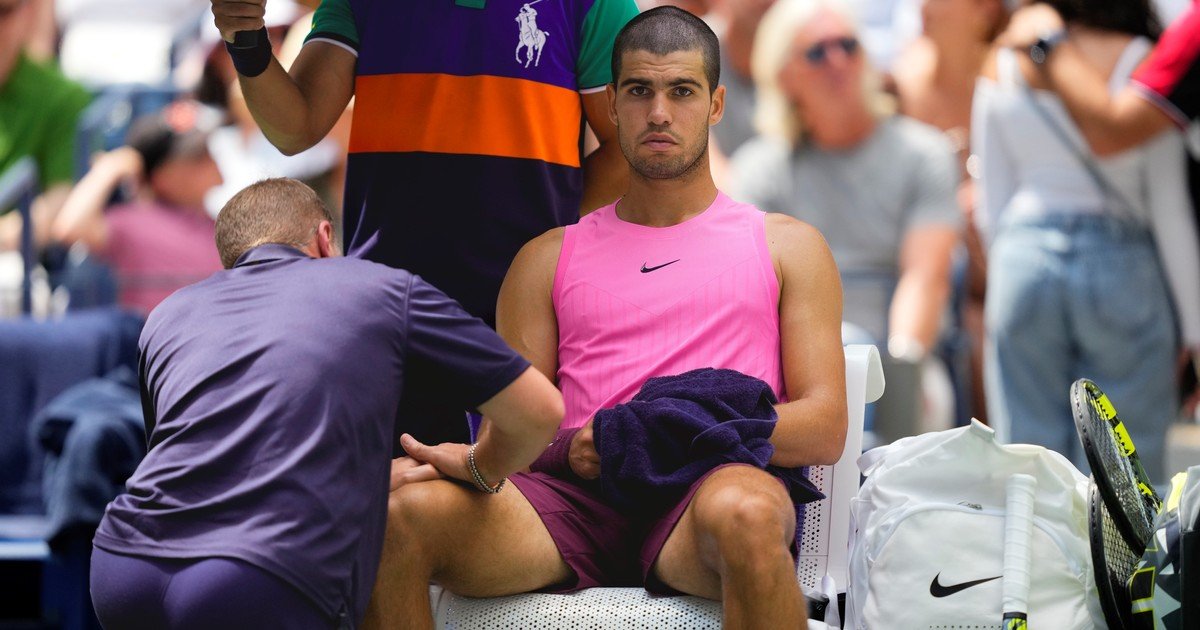 Carlos Alcaraz pasa a octavos de final del US Open pero asustó a todos por un dolor poco oportuno en una rodilla