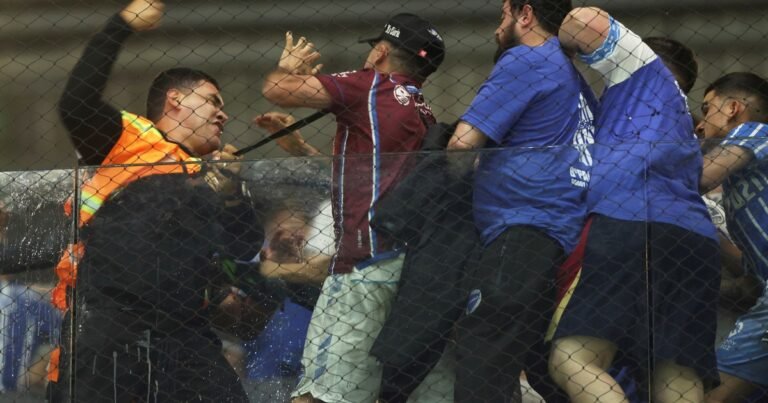 Los hinchas de Godoy Cruz la pasaron mal en el final del partido ante Atlético Mineiro y hubo enfrentamientos con la policía