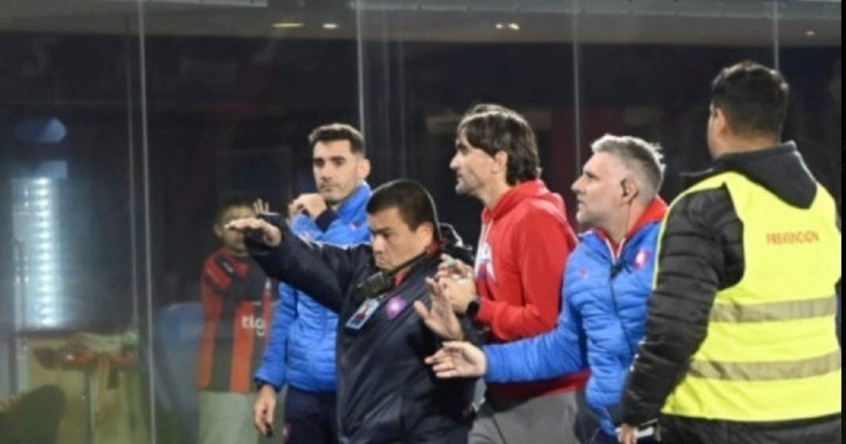 Los hinchas de Cerro Porteño intentaron agredir a Diego Martínez luego de que su equipo cayera en el torneo local