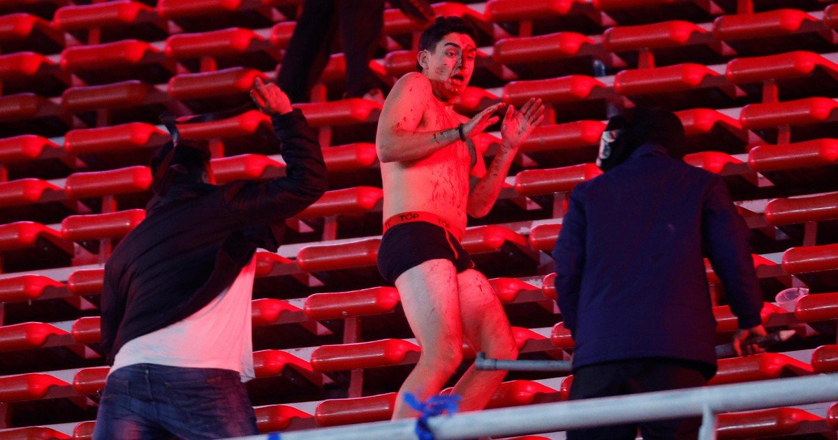 Desnudados, apaleados y cayendo al vacío: los más crudos videos de la violencia sin control en la tribuna de Independiente