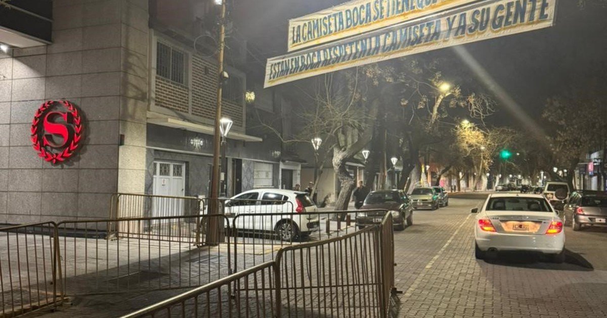 "La camiseta de Boca se tiene que transpirar": el amenazante pasacalle que apareció frente al hotel donde paran los jugadores de Russo en Mendoza