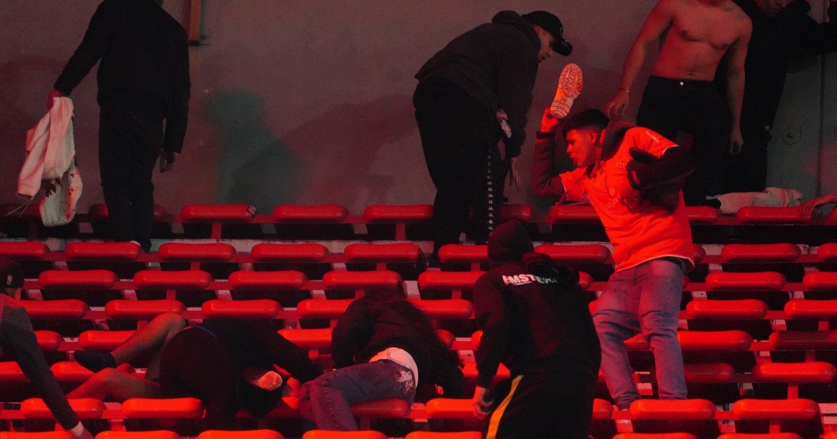 ¿Zona liberada? Así fue el momento en el que la barra de Independiente invadió la tribuna de los hinchas chilenos