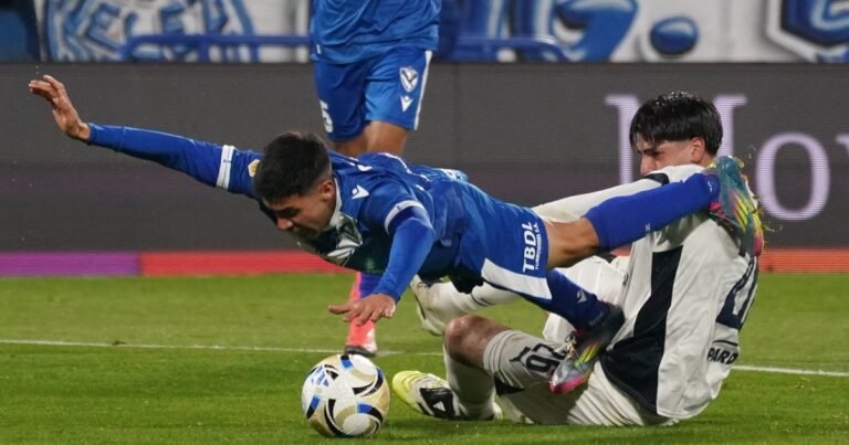 Kevin Lomónaco y su insólito blooper contra Vélez que terminó en penal y tarjeta roja, para dejar con 10 a Independiente en Liniers