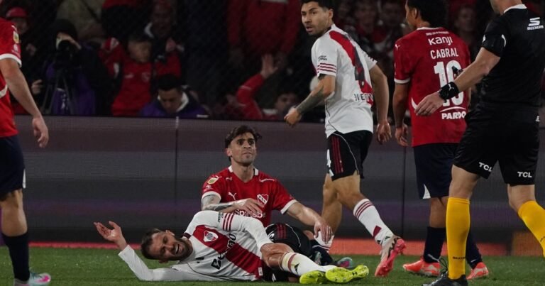 Germán Pezzella sufrió una dolorosa lesión ante Independiente y se largó a llorar cuando dejó la cancha