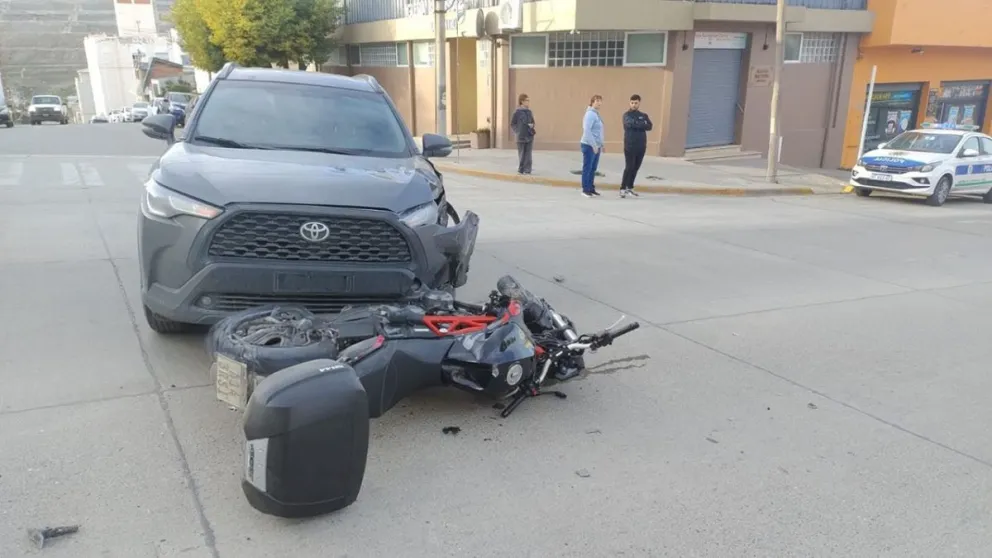 Motociclista resulta herido tras chocar en Rivadavia y Chacabuco