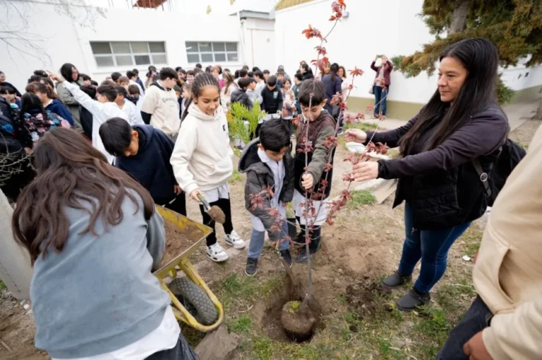 Día del Árbol: Alumnos de la Escuela 126 plantaron distintas especies