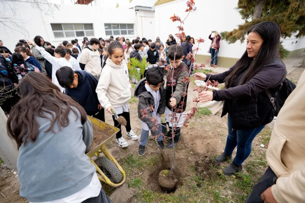 Día del Árbol: Alumnos de la Escuela 126 plantaron distintas especies